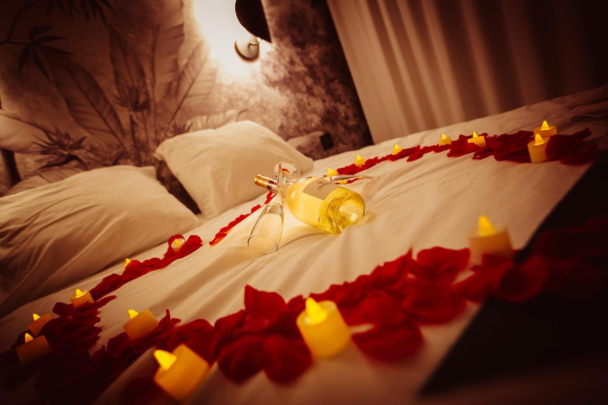 Love Room Du Mont D'Or - Baignoire Spa - Minibar Offert มาร์กเซย ภายนอก รูปภาพ