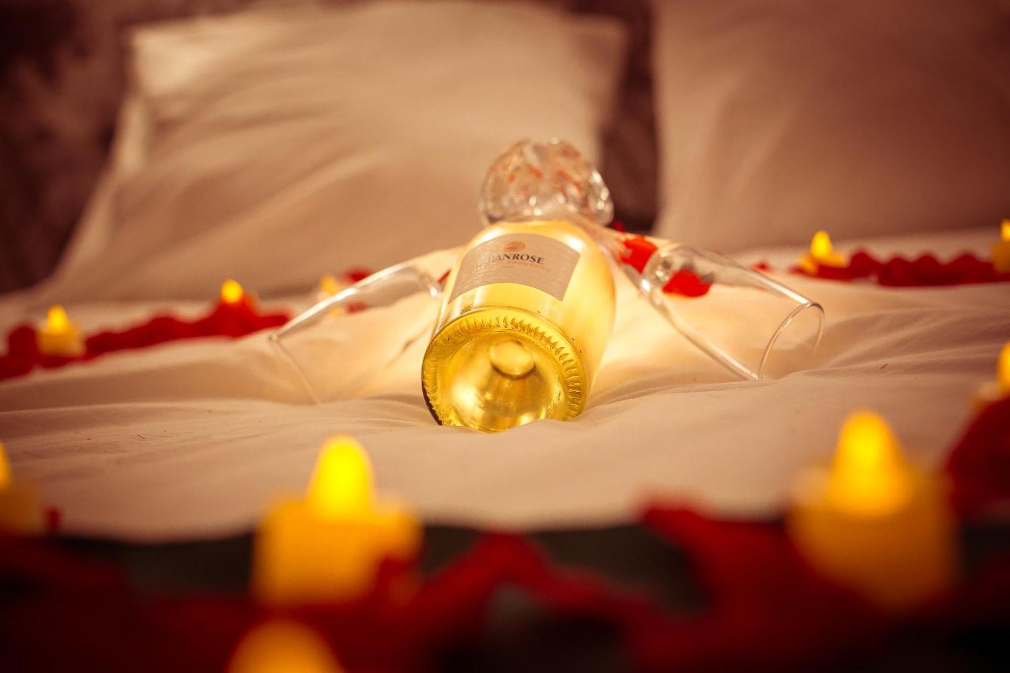 Love Room Du Mont D'Or - Baignoire Spa - Minibar Offert มาร์กเซย ภายนอก รูปภาพ