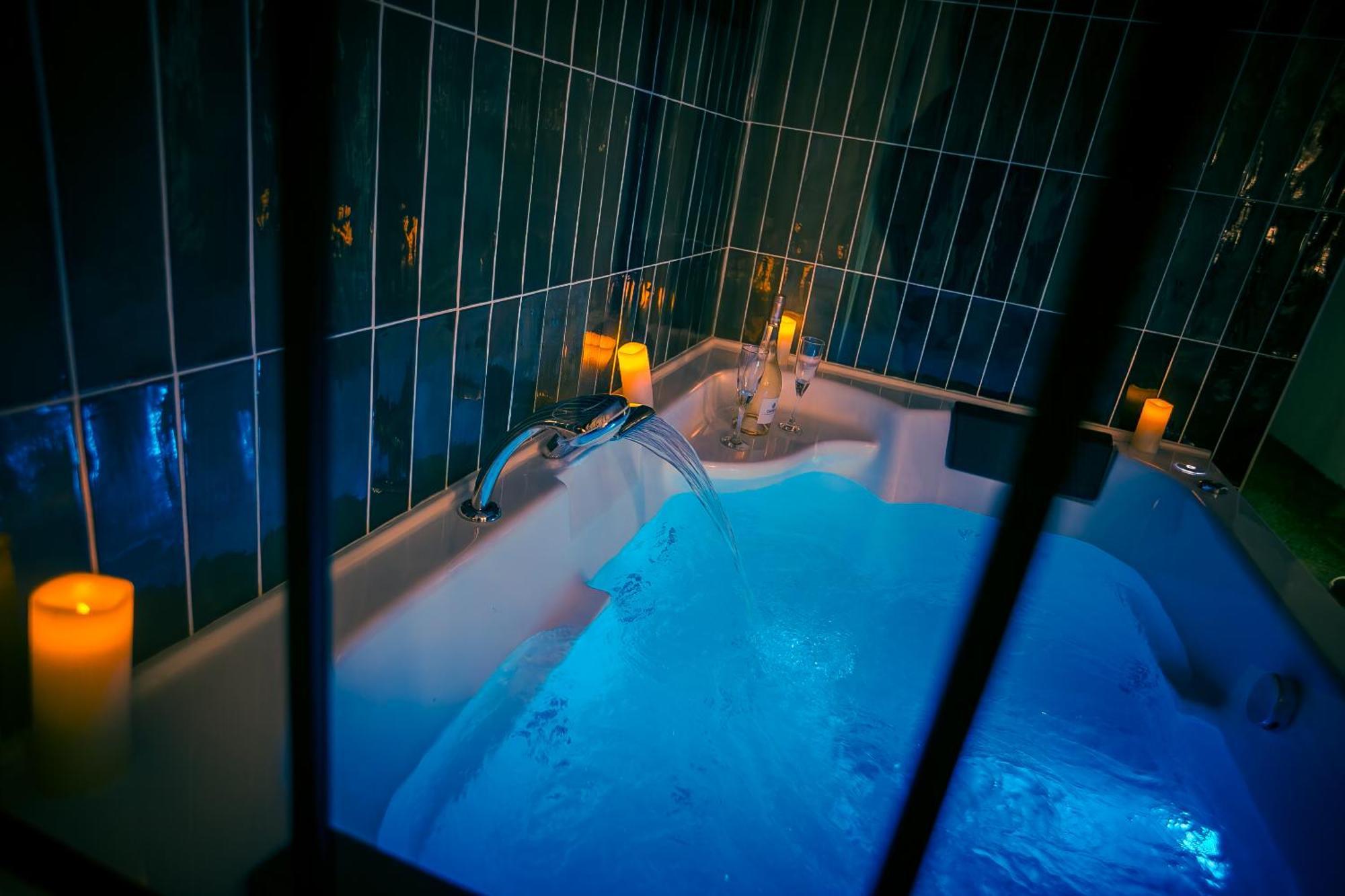 Love Room Du Mont D'Or - Baignoire Spa - Minibar Offert มาร์กเซย ภายนอก รูปภาพ